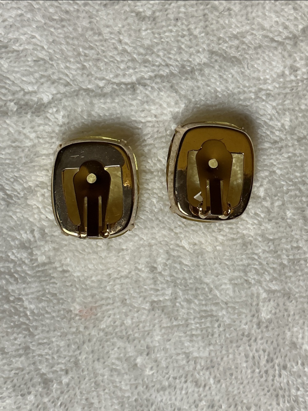 Vintage Yellow Cushion-Cut Glass Clip-on Earrings - Picture 5 of 6